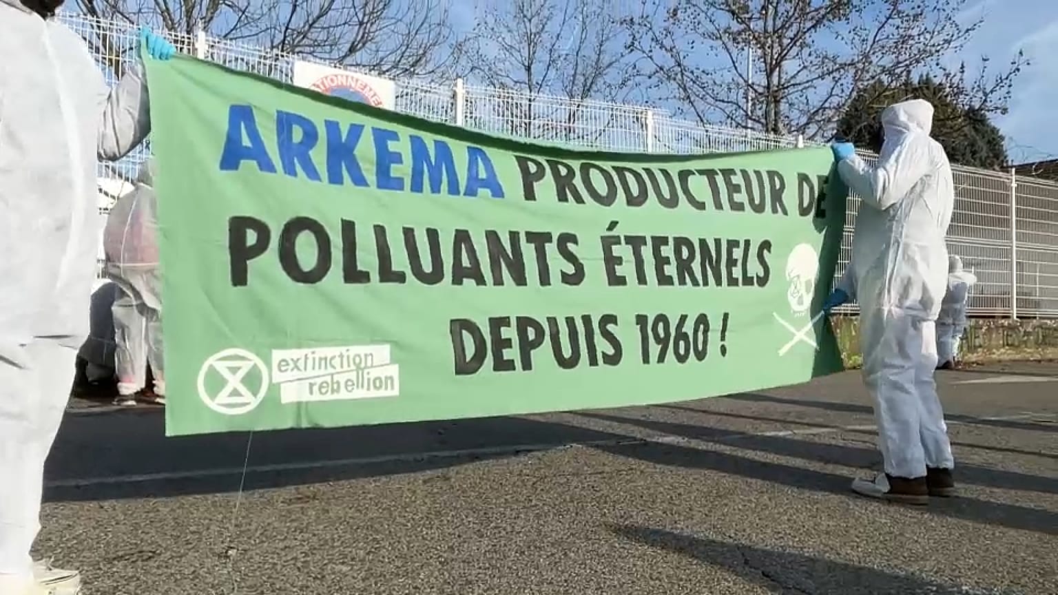 Activistes écologique du mouvement Extinction Rebellion sur le site d'Arkema, à Pierre-Bénite, samedi 17 décembre 2022.