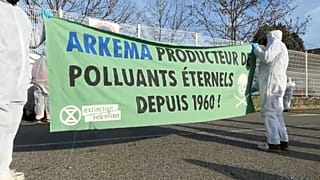 Activistes écologique du mouvement Extinction Rebellion sur le site d'Arkema, à Pierre-Bénite, samedi 17 décembre 2022.