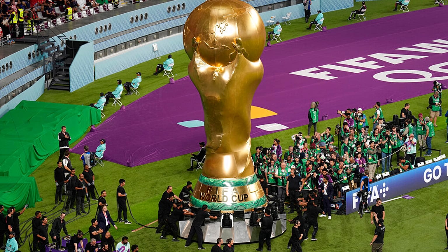 Réplica gigante da Taça do Mundo de Futebol