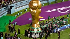 Réplica gigante da Taça do Mundo de Futebol