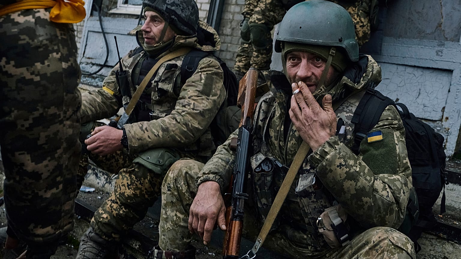 Soldados ucranianos descansan cerca de su posición en Bajmut, región de Donetsk, Ucrania, el 17 de diciembre de 2022.