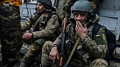 Soldados ucranianos descansan cerca de su posición en Bajmut, región de Donetsk, Ucrania, el 17 de diciembre de 2022.