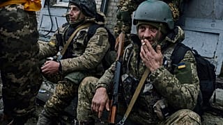 Soldados ucranianos descansan cerca de su posición en Bajmut, región de Donetsk, Ucrania, el 17 de diciembre de 2022.