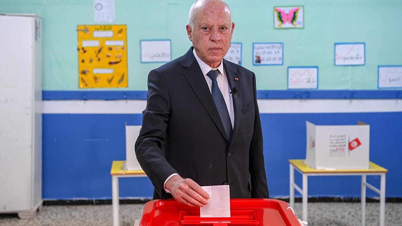 El presidente de Túnez, Kais Said, deposita su voto mientras participa en las elecciones legislativas en Túnez, el 17 de diciembre de 2022.