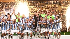 منتخب الأرجنتين بعد تتويجه بكأس العالم قطر 2022 في الدوحة بعد فوزه بركلات الترجيح على حامل اللقب فرنسا