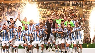منتخب الأرجنتين بعد تتويجه بكأس العالم قطر 2022 في الدوحة بعد فوزه بركلات الترجيح على حامل اللقب فرنسا