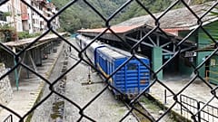 Veszteglő vonat a Machu Picchu melletti Aguas Calientes, vagy más néven Machu Picchu Pueblo pályaudvarán