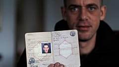 Filistinli aktivist Hamuri, Fransız pasaportunu gösteriyor