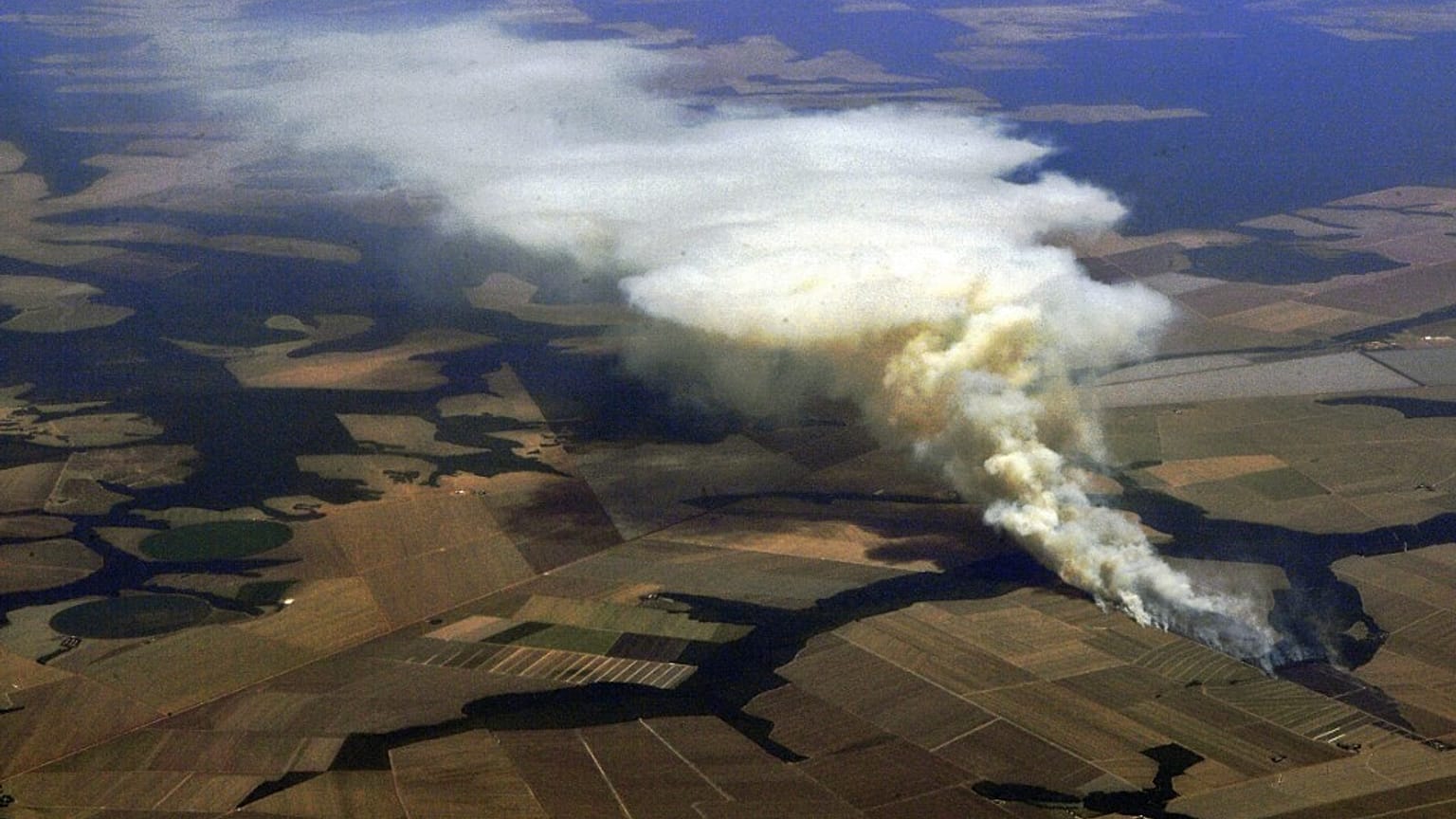 Vista aérea de um incêndio num campo de soja no estado do Mato Grosso, Brasil