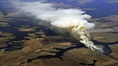 Vista aérea de um incêndio num campo de soja no estado do Mato Grosso, Brasil
