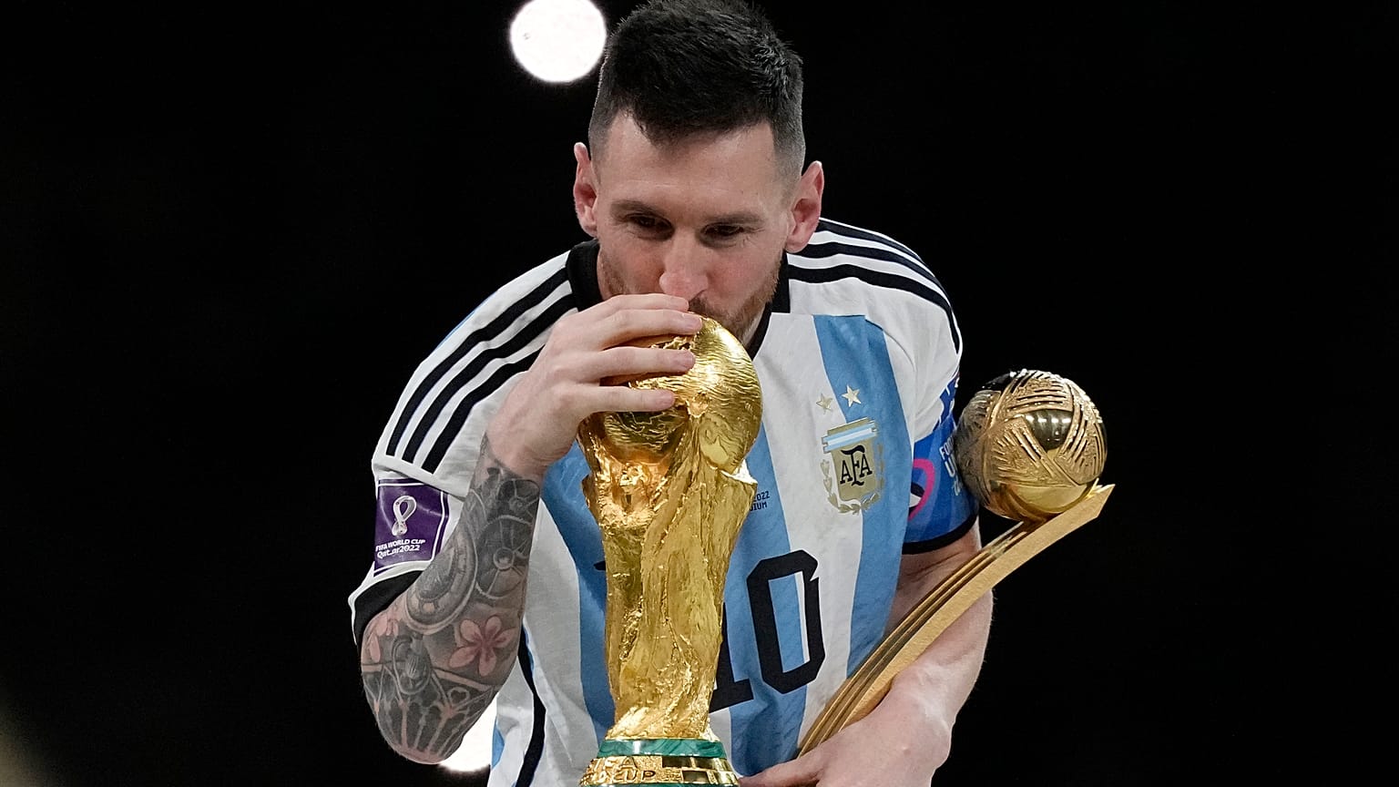 Lionel Messi mit der erhofften WM-Trophäe