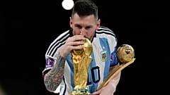 Lionel Messi mit der erhofften WM-Trophäe