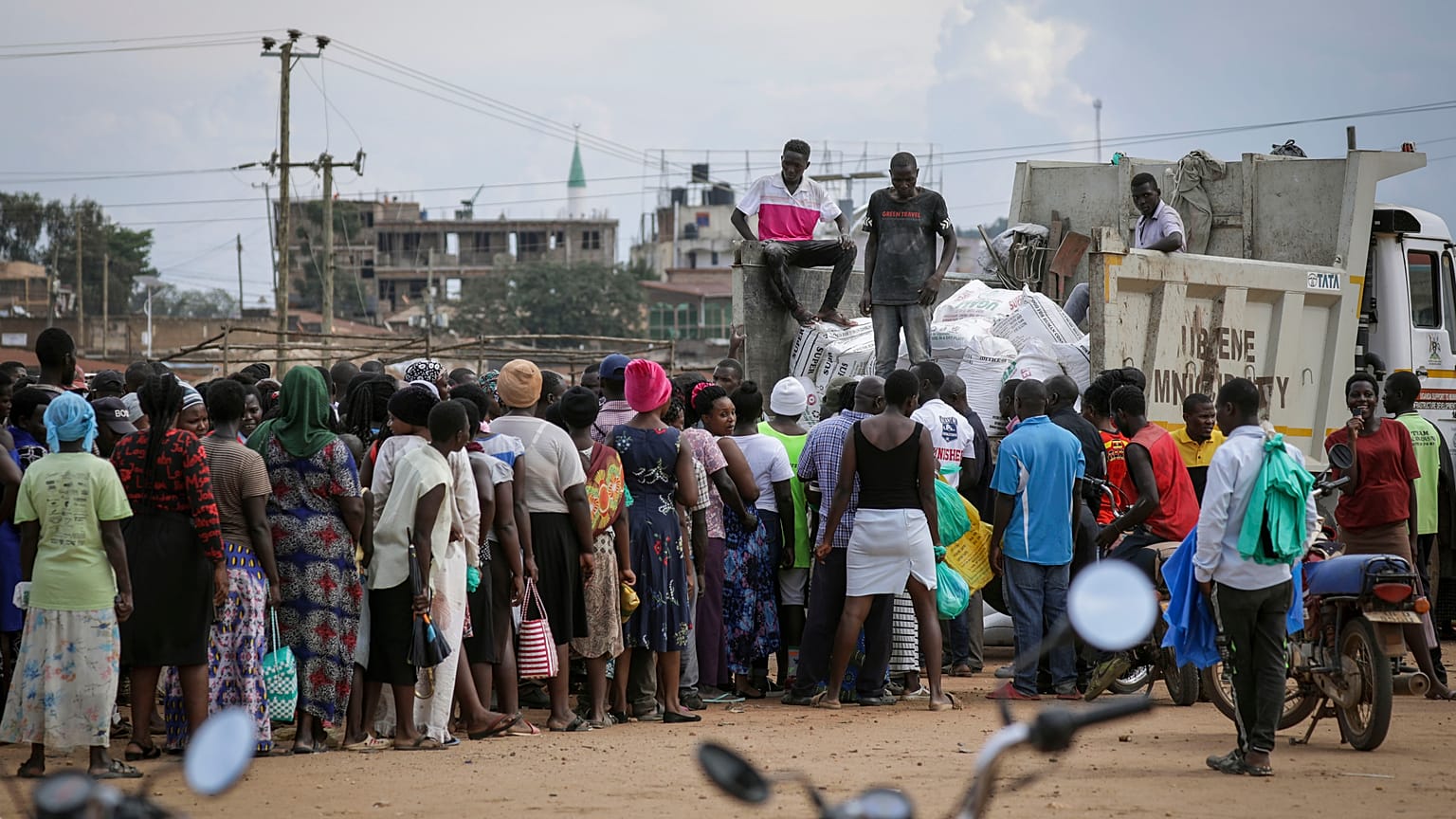 Élelmiszerosztásra váró ugandaiak, akik az utazási korlátozások miatt nem hagyhatták el lakóhelyüket 2022. november 1-jén