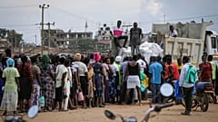 Élelmiszerosztásra váró ugandaiak, akik az utazási korlátozások miatt nem hagyhatták el lakóhelyüket 2022. november 1-jén