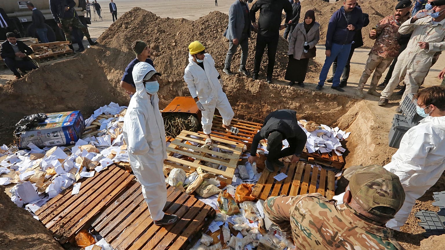 مسؤولون حكوميون عراقيون يتلفون ما يقرب من ستة أطنان من المخدرات في منطقة النهروان ببغداد. 2022/12/18
