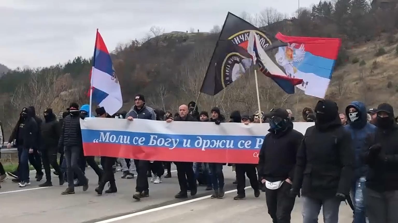 Une centaine de Serbes appartenant à l'ultra-droite sont allés manifester leur soutien à la minorité serbe du Kosovo au poste frontière de Jarinje.