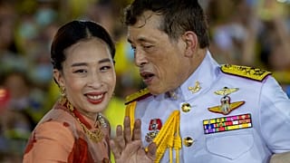Prinzessin Bajrakitiyabha Mahidol mit ihrem Vater, dem König von Thailand
