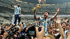 Messi Dünya Kupası'nı kaldırırken