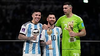 ميسي يتوسط مارتينيس وألفاريز