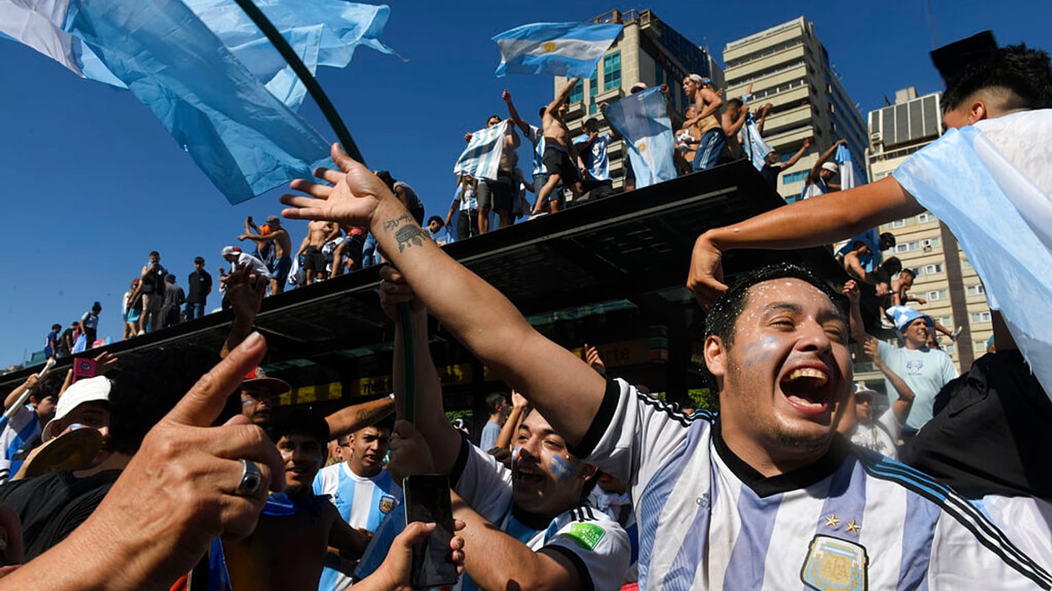 Scènes de joie à Buenos Aires, après la victoire de l'Argentine en finale de Coupe du monde, le 18 décembre 2022