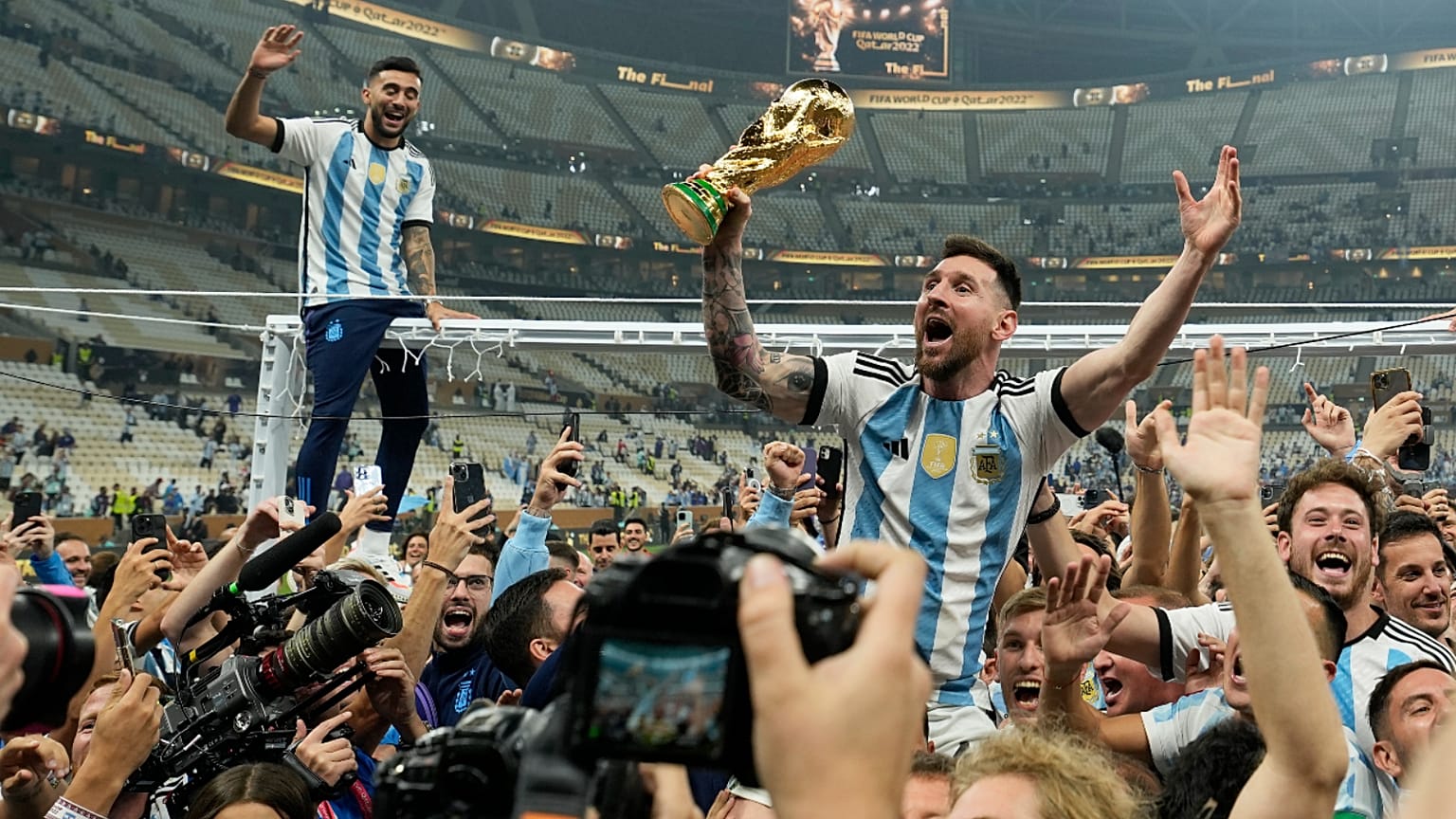 ميسي حاملاً كأس العالم