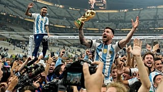 ميسي حاملاً كأس العالم