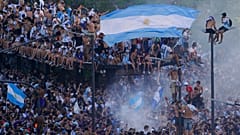 Κρεμασμένοι σε στύλους και μνημεία οι φίλοι των Αλμπισελέστε
