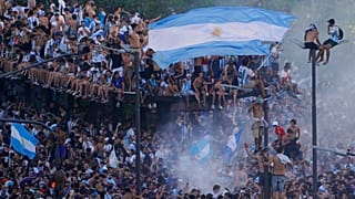 La afición albiceleste celabrando su triunfo en la Copa Mundial de la FIFA Catar 2022, en las calles de Buenos Aires (Argentina).