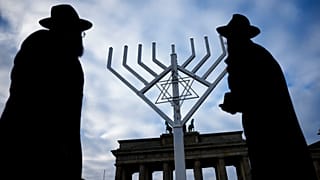 Una gigantesca menorá erigida delante de la puerta de Brandeburgo, Berlín, Alemania 18/12/2022