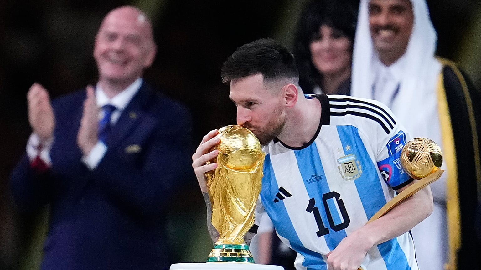 Messi besando la Copa del Mundo