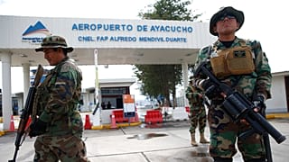 Soldados custodian el aeropuerto de Ayacucho