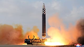 اختبار صاروخ باليستي عابر للقارات من طراز هواسونغ-17 في مطار بيونغ يانغ الدولي. 2022/11/18