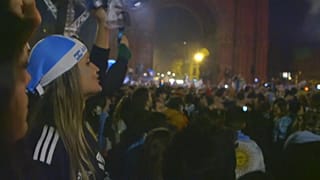 Celebraciones en el Arco de Triunfo de Barcelona (España) tras el triunfo de Argentina en la Copa Mundial de la FIFA Catar 2022.