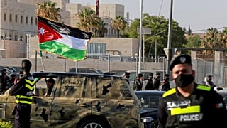الشرطة الأردنية أمام السفارة الأمريكية في العاصمة الأردنية عمان. 2021/05/26