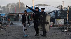 مواجهه پلیس فرانسه با یک پناهجوی غیرقانونی در شمال این کشور