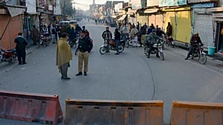 Pakistan'da Taliban militanlarının terörle mücadele merkezindeki güvenlik güçlerini rehin almasının ardından operasyon başlatıldı