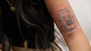Kimberly Westgarth lässt sich ihr Kanye West Tattoo kostenlos entfernen