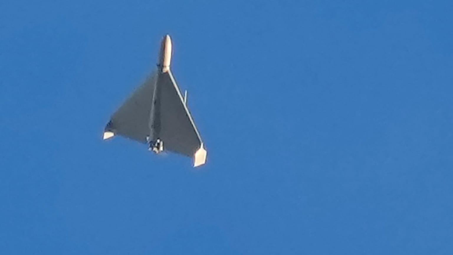 یک پهپاد انتحاری در آسمان کی‌یف که ادعا می‌شود از نوع پهپاد شاهد ساخت ایران باشد. تاریخ عکس: ۱۷ اکتبر ۲۰۲۲