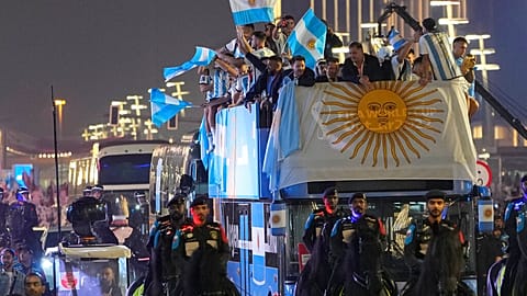 Arjantin takımı Doha'da üstü açık otobüsle tur atarak şampiyonluğu kutladı