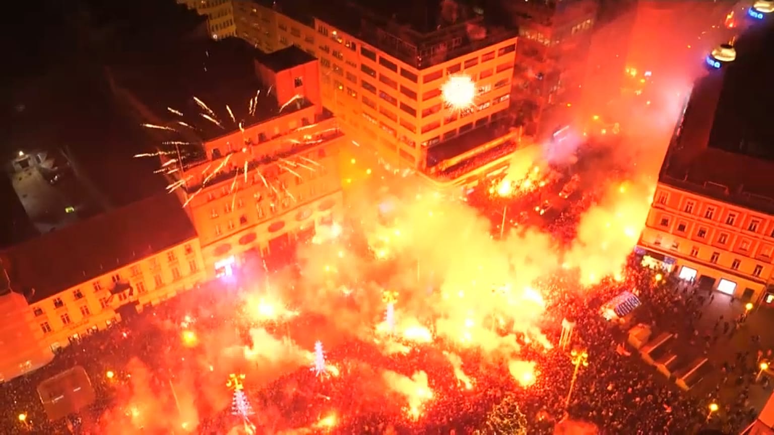 Pyro-Spektakel mitten in Zagreb bei Eiseskälte