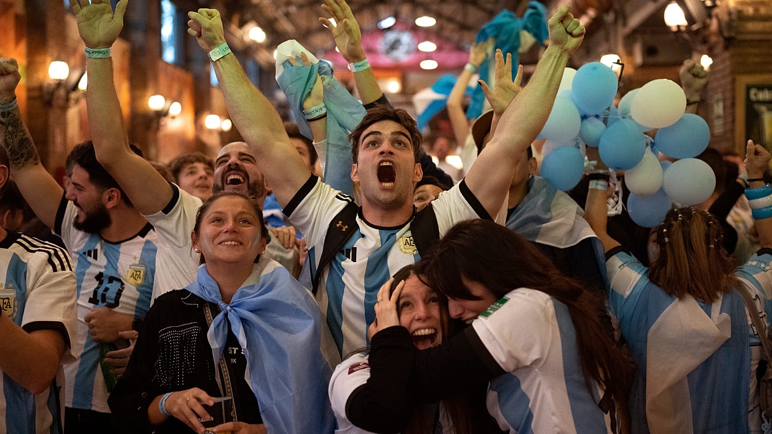 Argentín szurkolók ünnepelnek