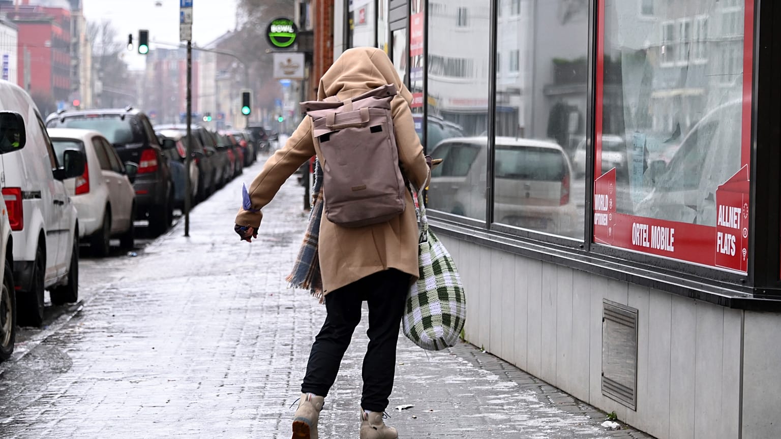 Egy nő sétál a csúszós járdán