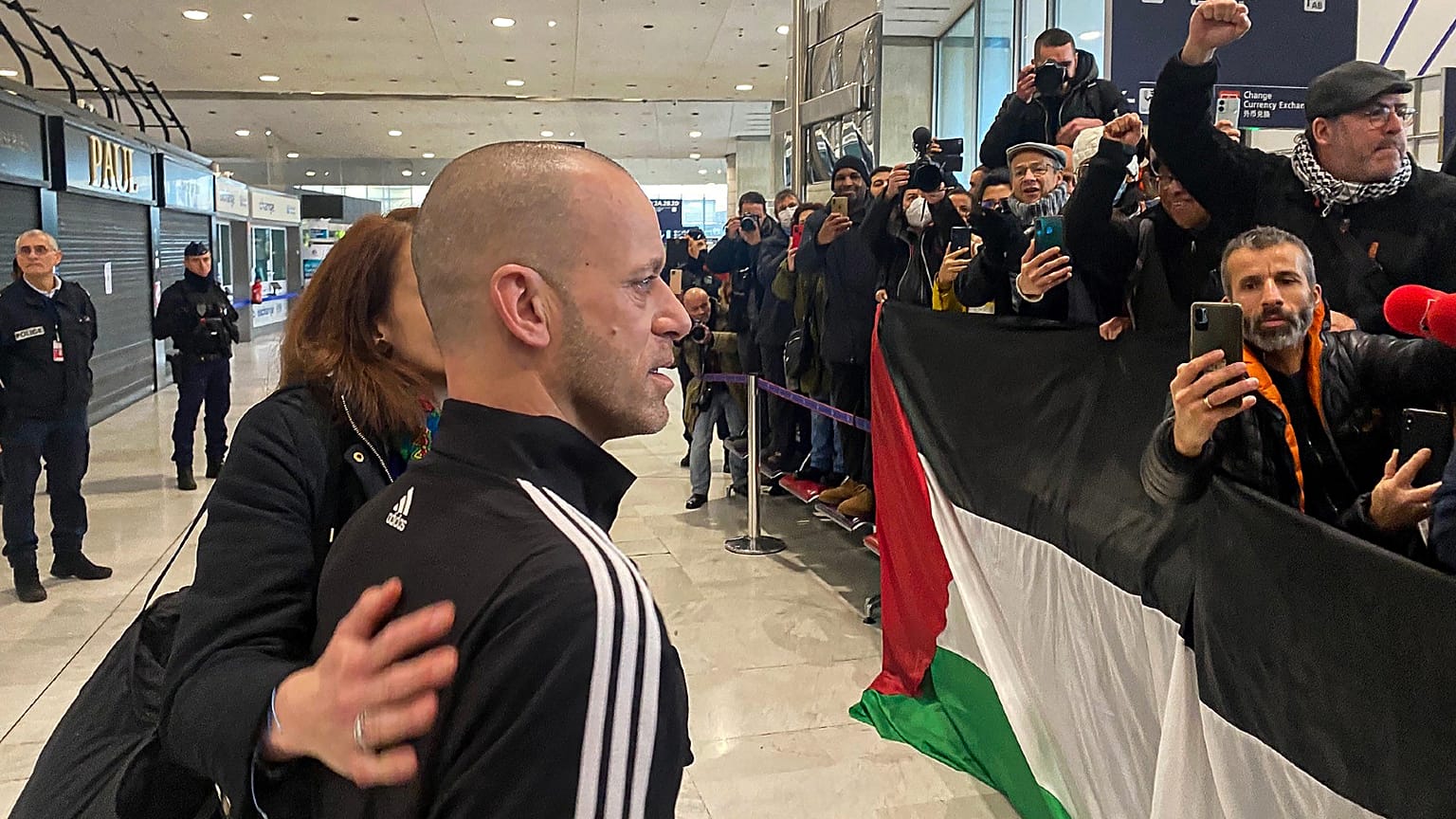  المحامي الفرنسي الفلسطيني صلاح الحموري في مطار رواسي شارل ديغول بباريس. 
