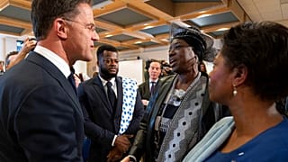 El Primer Ministro neerlandés, Mark Rutte, da la mano a Marian Markelo, sacerdotisa winti, una religión tradicional afro-surinamesa