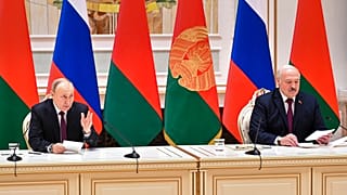 Le président russe Vladimir Poutine (à g.) et son homologue bélarusse Alexandre Loukachenko, à Minsk, le 19/12/2022
