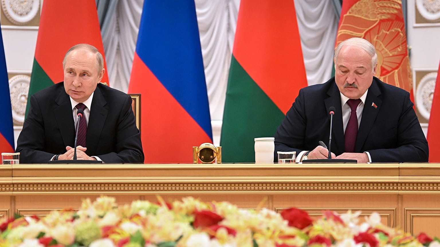 Vlagyimir Putyin orosz, és Aljakszandr Lukasenak belarusz elnök Minszkben