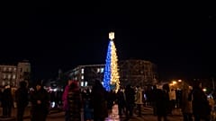 In Kiew ist der städtische Weihnachtsbaum in der Nationalfarben geschmückt.