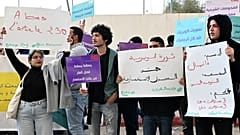 وقفة احتجاجية أمام محكمة في محافظة القيروان في وسط تونس تزامنا مع جلسة استئناف في قضية يتهم فيها ستة شبان بالمثلية الجنسية.