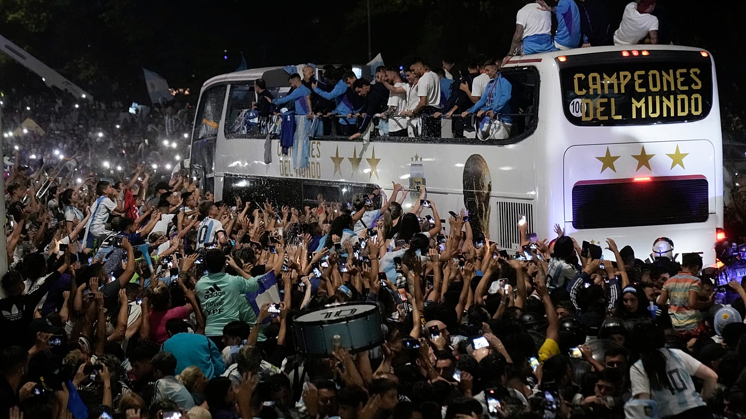  Mitten in der Nacht fuhr die Mannschaft in einem offenen Doppeldecker-Bus durch eine Menge feiernder Fans.
