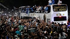  Mitten in der Nacht fuhr die Mannschaft in einem offenen Doppeldecker-Bus durch eine Menge feiernder Fans.